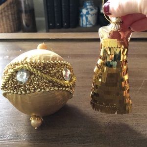 Gold ornament lot